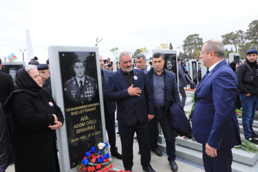 Suraxanı Rayon İcra Hakimiyyətinin başçısı Adil Əliyev, müavinləri və şöbə müdirləri 27 sentyabr - Anım Günü ilə əlaqədar Fəxri Xiyabanda Şəhidlərin məzarını ziyarət edərək gül dəstələri düzüb, onların əziz xatirəsini ehtiramla yad ediblər
