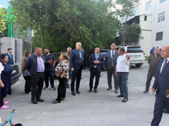 Mayın 18-də Suraxanı Rayon İcra Hakimiyyətinin başçısı Adil Əliyev vətəndaş qəbulunda sakinlərin yaşayış binasının təmiri ilə bağlı qaldırdıqları müraciət əsasında Qaraçuxur qəsəbəsi, Zaur Şərifov küçəsi 24 ünvanında yerləşən yataqxana binasına baxış keçirib.
