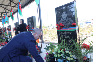 Suraxanı Rayon İcra Hakimiyyətinin başçısı Adil Əliyev və müavinləri Yeni Suraxanı, Binə, Hövsan, Zığ, Sabunçu və Qala qəsəbələrində vətənimizin müstəqilliyi və ərazi bütövlüyü uğrunda canlarını fəda etmiş şəhidlərimizin məzarlarını ziyarət ediblər