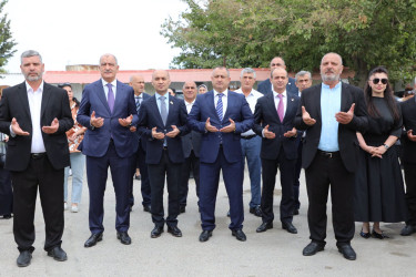 27 Sentyabr – Anım Günü ərəfəsində Suraxanı rayonunda Vətənimizin müstəqilliyi, suverenliyi və ərazi bütövlüyü uğrunda canından keçərək şəhidlik zirvəsinə ucalmış qəhrəmanlarımızın əziz xatirəsi dərin ehtiramla yad edilib