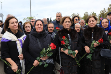 27 Sentyabr - Anım Günü ilə əlaqədar Suraxanı rayon İcra Hakimiyyətinin başçısı Adil Əliyev, müavinləri, RİHBA-nın əməkdaşları, şəhid ailələri və rayon ictimaiyyəti Azərbaycanın ərazi bütövlüyü və suverenliyi uğrunda canından keçmiş Vətən övladlarının xatirəsinə salınmış Zəfər parkını ziyarət edib,  buradakı abidə önünə gül dəstələri qoyublar