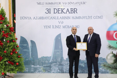 31 Dekabr - Dünya Azərbaycanlılarının Həmrəyliyi Günü və Yeni il bayramı münasibətilə rayonun ictimai həyatında fəal iştirakına görə bir qrup şəxs Rayon İcra Hakimiyyəti başçısının və YAP Suraxanı Rayon Təşkilatının Fəxri Fərmanları ilə təltif olunublar