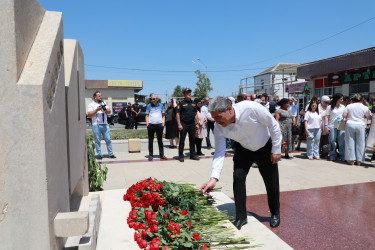 Suraxanı rayonunda Heydər Əliyevin hakimiyyətə birinci gəlişinin 56-cı ildönümü münasibətilə Suraxanı rayonu, Yeni Suraxanı qəsəbəsi, 14 İyul küçəsində Ulu öndərin siyasi hakimiyyətə gəlişini əks etdirən Xatirə kompleksi ziyarət olunub.