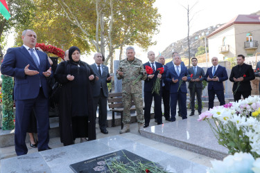 Suraxanı Rayon İcra Hakimiyyətinin başçısı Adil Əliyev və müavinləri Yeni Suraxanı, Binə, Hövsan, Zığ, Sabunçu və Qala qəsəbələrində vətənimizin müstəqilliyi və ərazi bütövlüyü uğrunda canlarını fəda etmiş şəhidlərimizin məzarlarını ziyarət ediblər