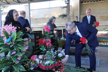 27 sentyabr – Anım günü ərəfəsində Suraxanı rayonunda şəhid məzarları ziyarət edilir