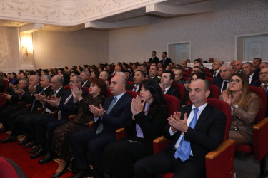 Suraxanıda “Konstitusiya və Suverenlik İli” çərçivəsində Şanlı tariximizin ən şərəfli və qürurverici səhifələrinə həkk olunmuş 8 noyabr – Zəfər gününün 5-ci ildönümü münasibətilə “Zəfər Bayrağına düzlən!” adlı vətənpərvərlik tədbiri keçirilib