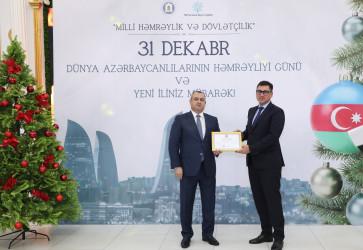 31 Dekabr - Dünya Azərbaycanlılarının Həmrəyliyi Günü və Yeni il bayramı münasibətilə rayonun ictimai həyatında fəal iştirakına görə bir qrup şəxs Rayon İcra Hakimiyyəti başçısının və YAP Suraxanı Rayon Təşkilatının Fəxri Fərmanları ilə təltif olunublar