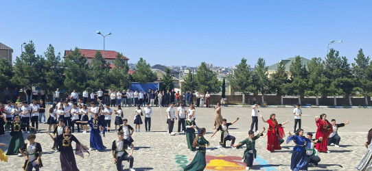 Bu gün ümumtəhsil müəssisələrində “Son zəng” çalınıb Bu münasibətlə Suraxanı rayonunun bütün məktəblərində “Son zəng” tədbirlərində Rayon İcra Hakimiyyəti başçısı Aparatının, qəsəbə inzibati ərazi dairələri üzrə nümayəndəliklərin və bələdiyyələrin məsul əməkdaşları iştirak edərək Rayon İcra Hakimiyyəti başçısının təbriklərini çatdırıblar.