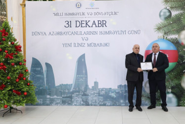 31 Dekabr - Dünya Azərbaycanlılarının Həmrəyliyi Günü və Yeni il bayramı münasibətilə rayonun ictimai həyatında fəal iştirakına görə bir qrup şəxs Rayon İcra Hakimiyyəti başçısının və YAP Suraxanı Rayon Təşkilatının Fəxri Fərmanları ilə təltif olunublar