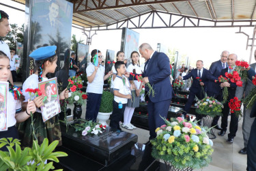 27 Sentyabr – Anım Günü ərəfəsində Suraxanı rayonunda Vətənimizin müstəqilliyi, suverenliyi və ərazi bütövlüyü uğrunda canından keçərək şəhidlik zirvəsinə ucalmış qəhrəmanlarımızın əziz xatirəsi dərin ehtiramla yad edilib