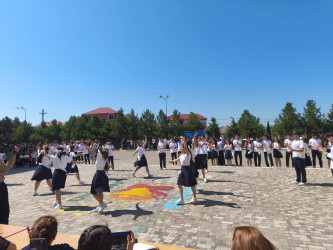 Bu gün ümumtəhsil müəssisələrində “Son zəng” çalınıb Bu münasibətlə Suraxanı rayonunun bütün məktəblərində “Son zəng” tədbirlərində Rayon İcra Hakimiyyəti başçısı Aparatının, qəsəbə inzibati ərazi dairələri üzrə nümayəndəliklərin və bələdiyyələrin məsul əməkdaşları iştirak edərək Rayon İcra Hakimiyyəti başçısının təbriklərini çatdırıblar.