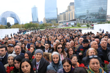 27 Sentyabr - Anım Günü ilə əlaqədar Suraxanı rayon İcra Hakimiyyətinin başçısı Adil Əliyev, müavinləri, RİHBA-nın əməkdaşları, şəhid ailələri və rayon ictimaiyyəti Azərbaycanın ərazi bütövlüyü və suverenliyi uğrunda canından keçmiş Vətən övladlarının xatirəsinə salınmış Zəfər parkını ziyarət edib,  buradakı abidə önünə gül dəstələri qoyublar