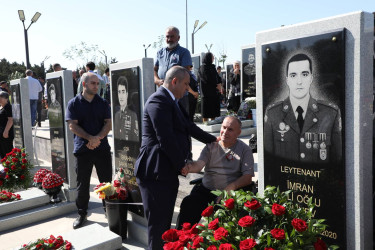 Suraxanı Rayon İcra Hakimiyyətinin başçısı Adil Əliyev, müavinləri və sektor müdirləri 27 sentyabr - Anım Günü ilə əlaqədar Fəxri Xiyabanda Şəhidlərin məzarını ziyarət edərək gül dəstələri düzüb, onların əziz xatirəsini ehtiramla yad ediblər