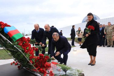 27 Sentyabr - Anım Günü ilə əlaqədar Suraxanı rayon İcra Hakimiyyətinin başçısı Adil Əliyev, müavinləri, RİHBA-nın əməkdaşları, şəhid ailələri və rayon ictimaiyyəti Azərbaycanın ərazi bütövlüyü və suverenliyi uğrunda canından keçmiş Vətən övladlarının xatirəsinə salınmış Zəfər parkını ziyarət edib,  buradakı abidə önünə gül dəstələri qoyublar