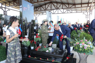 27 Sentyabr – Anım Günü ərəfəsində Suraxanı rayonunda Vətənimizin müstəqilliyi, suverenliyi və ərazi bütövlüyü uğrunda canından keçərək şəhidlik zirvəsinə ucalmış qəhrəmanlarımızın əziz xatirəsi dərin ehtiramla yad edilib