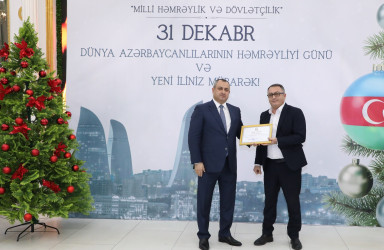 31 Dekabr - Dünya Azərbaycanlılarının Həmrəyliyi Günü və Yeni il bayramı münasibətilə rayonun ictimai həyatında fəal iştirakına görə bir qrup şəxs Rayon İcra Hakimiyyəti başçısının və YAP Suraxanı Rayon Təşkilatının Fəxri Fərmanları ilə təltif olunublar