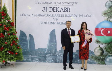 31 Dekabr - Dünya Azərbaycanlılarının Həmrəyliyi Günü və Yeni il bayramı münasibətilə rayonun ictimai həyatında fəal iştirakına görə bir qrup şəxs Rayon İcra Hakimiyyəti başçısının və YAP Suraxanı Rayon Təşkilatının Fəxri Fərmanları ilə təltif olunublar