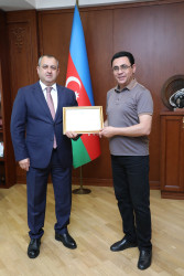 Suraxanı rayon İcra Hakimiyyətinin başçısı Adil Əliyev Respublikanın əməkdar artisti İntiqam Soltanın rəhbərlik etdiyi Bakı Uşaq və Gənclər Teatrının 25 illik yubileyi münasibəti ilə 1 qrup teatr əməkdaşını Rayon İcra Hakimiyyəti başçısının Fəxri Fərmanı ilə təltif edib.