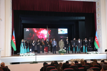 Suraxanıda “Konstitusiya və Suverenlik İli” çərçivəsində Şanlı tariximizin ən şərəfli və qürurverici səhifələrinə həkk olunmuş 8 noyabr – Zəfər gününün 5-ci ildönümü münasibətilə “Zəfər Bayrağına düzlən!” adlı vətənpərvərlik tədbiri keçirilib