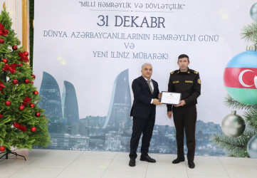 31 Dekabr - Dünya Azərbaycanlılarının Həmrəyliyi Günü və Yeni il bayramı münasibətilə rayonun ictimai həyatında fəal iştirakına görə bir qrup şəxs Rayon İcra Hakimiyyəti başçısının və YAP Suraxanı Rayon Təşkilatının Fəxri Fərmanları ilə təltif olunublar