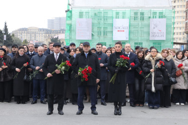 Suraxanı Rayon İcra Hakimiyyəti olaraq bu gün rayon ictimaiyyəti ilə birgə Xocalı soyqırımı abidəsini ziyarət etdik.