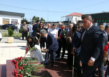 “Şəhərsalma və Memarlıq İli” çərçivəsində Suraxanı Rayon İcra Hakimiyyəti tərəfindən rayon ərazisində həyata keçirilən genişmiqyaslı abadlıq-quruculuq tədbirləri davam edərək Yeni Suraxanı qəsəbəsində də əsaslı yenidənqurma işləri aparılıb