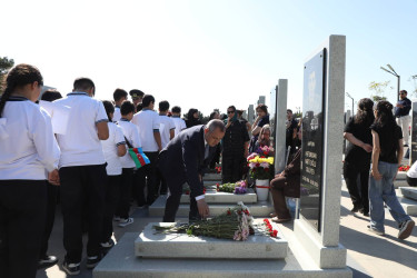 Suraxanı Rayon İcra Hakimiyyətinin başçısı Adil Əliyev, müavinləri və sektor müdirləri 27 sentyabr - Anım Günü ilə əlaqədar Fəxri Xiyabanda Şəhidlərin məzarını ziyarət edərək gül dəstələri düzüb, onların əziz xatirəsini ehtiramla yad ediblər