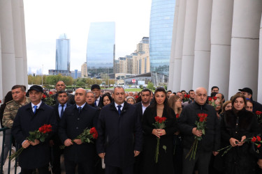 27 Sentyabr - Anım Günü ilə əlaqədar Suraxanı rayon İcra Hakimiyyətinin başçısı Adil Əliyev, müavinləri, RİHBA-nın əməkdaşları, şəhid ailələri və rayon ictimaiyyəti Azərbaycanın ərazi bütövlüyü və suverenliyi uğrunda canından keçmiş Vətən övladlarının xatirəsinə salınmış Zəfər parkını ziyarət edib,  buradakı abidə önünə gül dəstələri qoyublar