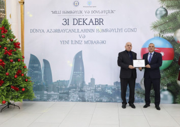 31 Dekabr - Dünya Azərbaycanlılarının Həmrəyliyi Günü və Yeni il bayramı münasibətilə rayonun ictimai həyatında fəal iştirakına görə bir qrup şəxs Rayon İcra Hakimiyyəti başçısının və YAP Suraxanı Rayon Təşkilatının Fəxri Fərmanları ilə təltif olunublar