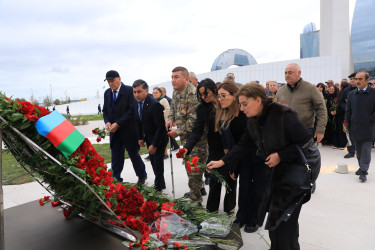 27 Sentyabr - Anım Günü ilə əlaqədar Suraxanı rayon İcra Hakimiyyətinin başçısı Adil Əliyev, müavinləri, RİHBA-nın əməkdaşları, şəhid ailələri və rayon ictimaiyyəti Azərbaycanın ərazi bütövlüyü və suverenliyi uğrunda canından keçmiş Vətən övladlarının xatirəsinə salınmış Zəfər parkını ziyarət edib,  buradakı abidə önünə gül dəstələri qoyublar