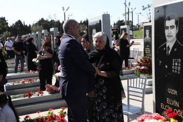 Suraxanı Rayon İcra Hakimiyyətinin başçısı Adil Əliyev, müavinləri və sektor müdirləri 27 sentyabr - Anım Günü ilə əlaqədar Fəxri Xiyabanda Şəhidlərin məzarını ziyarət edərək gül dəstələri düzüb, onların əziz xatirəsini ehtiramla yad ediblər