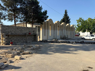 Rayon İcra Hakimiyyətinin başçısı Adil Əliyev Yeni Suraxanı qəsəbəsində aparılan əsaslı yenidənqurma işləri ilə yerində tanış olub