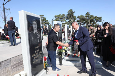 Suraxanı Rayon İcra Hakimiyyətinin başçısı Adil Əliyev, müavinləri və sektor müdirləri 27 sentyabr - Anım Günü ilə əlaqədar Fəxri Xiyabanda Şəhidlərin məzarını ziyarət edərək gül dəstələri düzüb, onların əziz xatirəsini ehtiramla yad ediblər