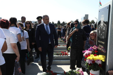 Suraxanı Rayon İcra Hakimiyyətinin başçısı Adil Əliyev, müavinləri və sektor müdirləri 27 sentyabr - Anım Günü ilə əlaqədar Fəxri Xiyabanda Şəhidlərin məzarını ziyarət edərək gül dəstələri düzüb, onların əziz xatirəsini ehtiramla yad ediblər