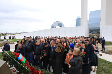 27 Sentyabr - Anım Günü ilə əlaqədar Suraxanı rayon İcra Hakimiyyətinin başçısı Adil Əliyev, müavinləri, RİHBA-nın əməkdaşları, şəhid ailələri və rayon ictimaiyyəti Azərbaycanın ərazi bütövlüyü və suverenliyi uğrunda canından keçmiş Vətən övladlarının xatirəsinə salınmış Zəfər parkını ziyarət edib,  buradakı abidə önünə gül dəstələri qoyublar
