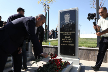 Suraxanı Rayon İcra Hakimiyyətinin başçısı Adil Əliyev, müavinləri və sektor müdirləri 27 sentyabr - Anım Günü ilə əlaqədar Fəxri Xiyabanda Şəhidlərin məzarını ziyarət edərək gül dəstələri düzüb, onların əziz xatirəsini ehtiramla yad ediblər