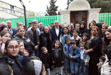 Qeyd edək ki, aprelin 25-də Suraxanı Rayon İcra Hakimiyyətinin təşkilatçılığı ilə Hövsan qəsəbəsi, Rüfət Abdullayev küçəsi məhəllə 14/15 ünvanda yeni təmir olunmuş məhəllənin açılışı olub