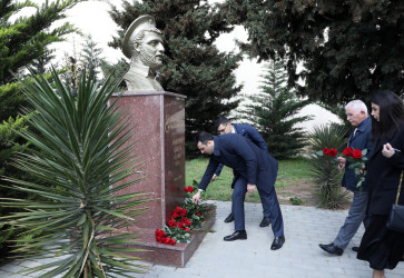 Bu gün Suraxanı rayonunda Milli Qəhrəman Albert Aqarunovun xatirəsi anılıb