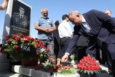 Suraxanı Rayon İcra Hakimiyyətinin başçısı Adil Əliyev, müavinləri və sektor müdirləri 27 sentyabr - Anım Günü ilə əlaqədar Fəxri Xiyabanda Şəhidlərin məzarını ziyarət edərək gül dəstələri düzüb, onların əziz xatirəsini ehtiramla yad ediblər
