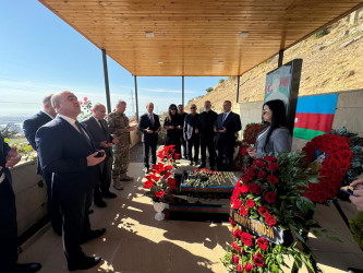 Suraxanı Rayon İcra Hakimiyyətinin başçısı Adil Əliyev və müavinləri Yeni Suraxanı, Binə, Hövsan, Zığ, Sabunçu və Qala qəsəbələrində vətənimizin müstəqilliyi və ərazi bütövlüyü uğrunda canlarını fəda etmiş şəhidlərimizin məzarlarını ziyarət ediblər