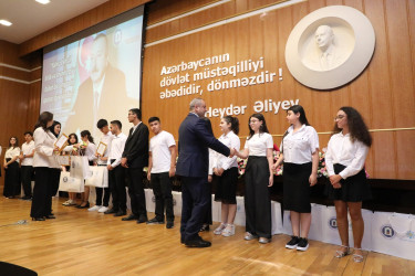 Sentyabrın 11-də Suraxanıda 600-dən yuxarı bal toplayan məzunlarla görüş keçirildi