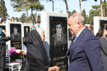 Suraxanı Rayon İcra Hakimiyyətinin başçısı Adil Əliyev, müavinləri və sektor müdirləri 27 sentyabr - Anım Günü ilə əlaqədar Fəxri Xiyabanda Şəhidlərin məzarını ziyarət edərək gül dəstələri düzüb, onların əziz xatirəsini ehtiramla yad ediblər
