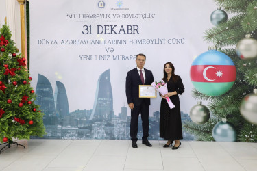 31 Dekabr - Dünya Azərbaycanlılarının Həmrəyliyi Günü və Yeni il bayramı münasibətilə rayonun ictimai həyatında fəal iştirakına görə bir qrup şəxs Rayon İcra Hakimiyyəti başçısının və YAP Suraxanı Rayon Təşkilatının Fəxri Fərmanları ilə təltif olunublar