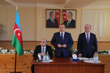 Sentyabrın 3-də Suraxanı Rayon İcra Hakimiyyətinin başçısı Adil Əliyev Qaraçuxur qəsəbəsi, Yeni Günəşli “D” yaşayış sahəsində yerləşən 290 saylı tam orta məktəbdə sakinlərlə səyyar görüş keçirib