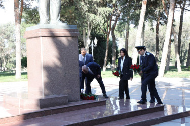 Azərbaycanda prokurorluq orqanlarının yaranmasının 107 illiyi və  prokurorluq işçilərinin peşə bayramı günü münasibətilə Suraxanı Rayon İcra Hakimiyyətinin başçısı Adil Əliyev, Rayon prokuroru Rəşid Mahmudov, RİHB-nin müavinləri və rayon Prokurorluğunun əməkdaşları Ümummilli lider Heydər Əliyevin Suraxanı rayonunda adını daşıyan parkda ucalan abidəsini ziyarət edib, önünə gül dəstələri düzərək xatirəsini ehtiramla anıblar