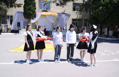 Bu gün ümumtəhsil müəssisələrində “Son zəng” çalınıb Bu münasibətlə Suraxanı rayonunun bütün məktəblərində “Son zəng” tədbirlərində Rayon İcra Hakimiyyəti başçısı Aparatının, qəsəbə inzibati ərazi dairələri üzrə nümayəndəliklərin və bələdiyyələrin məsul əməkdaşları iştirak edərək Rayon İcra Hakimiyyəti başçısının təbriklərini çatdırıblar.