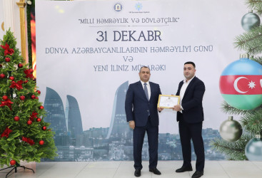 31 Dekabr - Dünya Azərbaycanlılarının Həmrəyliyi Günü və Yeni il bayramı münasibətilə rayonun ictimai həyatında fəal iştirakına görə bir qrup şəxs Rayon İcra Hakimiyyəti başçısının və YAP Suraxanı Rayon Təşkilatının Fəxri Fərmanları ilə təltif olunublar