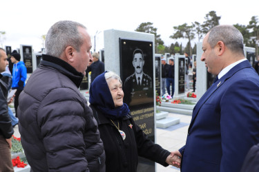 Suraxanı Rayon İcra Hakimiyyətinin başçısı Adil Əliyev, müavinləri və şöbə müdirləri 27 sentyabr - Anım Günü ilə əlaqədar Fəxri Xiyabanda Şəhidlərin məzarını ziyarət edərək gül dəstələri düzüb, onların əziz xatirəsini ehtiramla yad ediblər