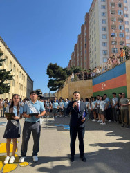 Bu gün ümumtəhsil müəssisələrində “Son zəng” çalınıb Bu münasibətlə Suraxanı rayonunun bütün məktəblərində “Son zəng” tədbirlərində Rayon İcra Hakimiyyəti başçısı Aparatının, qəsəbə inzibati ərazi dairələri üzrə nümayəndəliklərin və bələdiyyələrin məsul əməkdaşları iştirak edərək Rayon İcra Hakimiyyəti başçısının təbriklərini çatdırıblar.