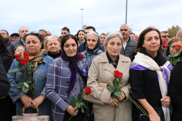 27 Sentyabr - Anım Günü ilə əlaqədar Suraxanı rayon İcra Hakimiyyətinin başçısı Adil Əliyev, müavinləri, RİHBA-nın əməkdaşları, şəhid ailələri və rayon ictimaiyyəti Azərbaycanın ərazi bütövlüyü və suverenliyi uğrunda canından keçmiş Vətən övladlarının xatirəsinə salınmış Zəfər parkını ziyarət edib,  buradakı abidə önünə gül dəstələri qoyublar